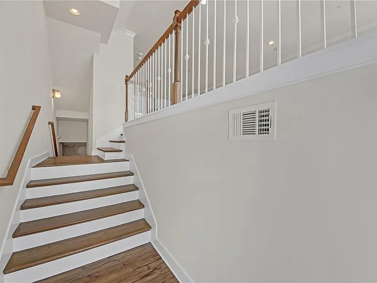 860 Stonehill Ln — Photo 3