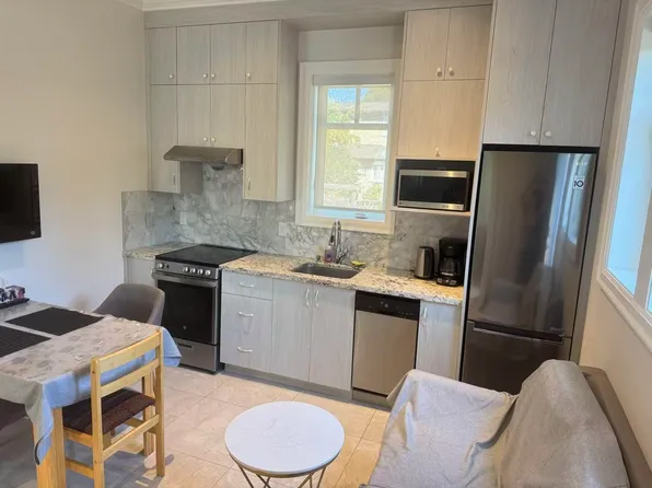 4433 W 7th Ave, Vancouver, BC V6R 1W5