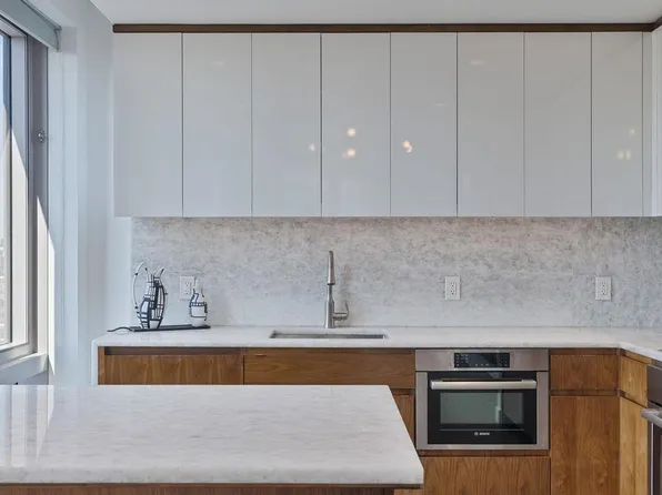 75 Park Lane South image 5 of 39