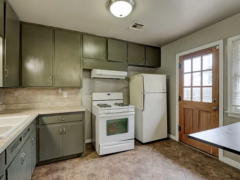 2849 Cambridge Ct — Photo 7
