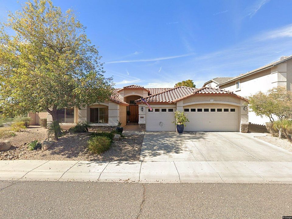 Front of house - 3 car garage