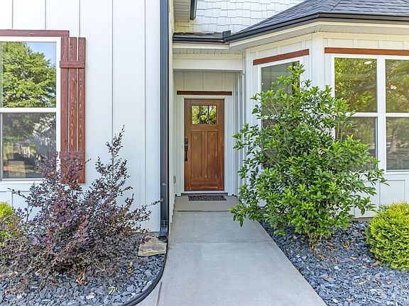 3rd image of 140 Lauden Dr