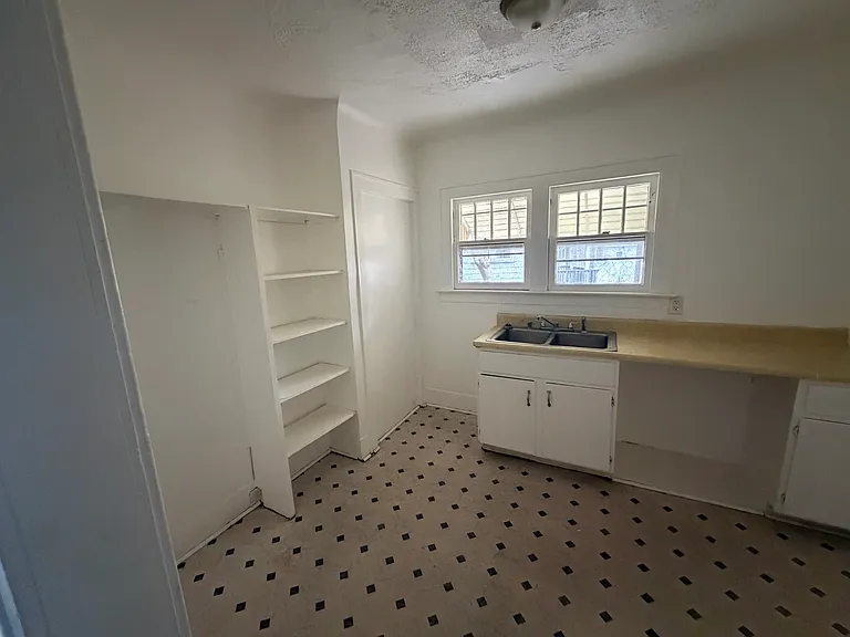 1445 Kearsley Park Blvd — Photo 4