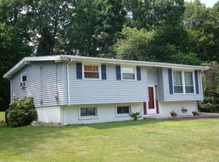 8 Blackwatch Ln, Ledyard, CT 06339