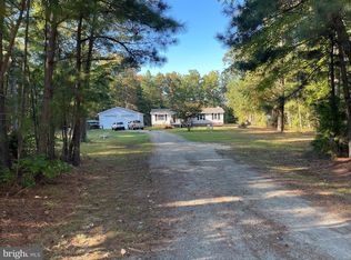 653 Blackbeard Pond Rd, Hague, VA 22469