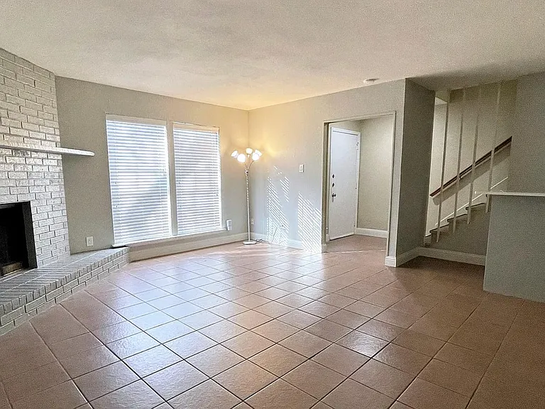 2209 Chase Ct — Photo 3