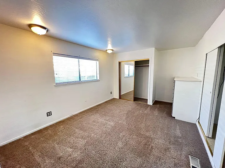 1135 Morton Ave — Photo 12