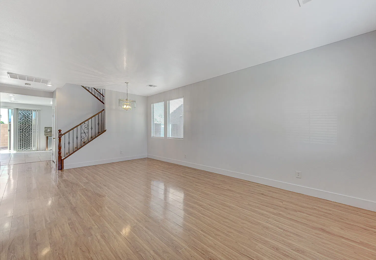 6 bed, 2781 sqft, $2,695 — Photo 2