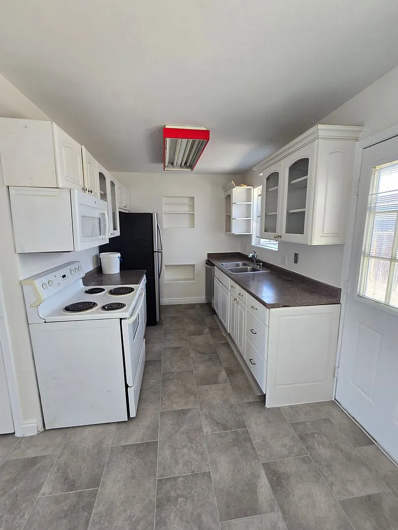 Split Level home in Westminster — Photo 2