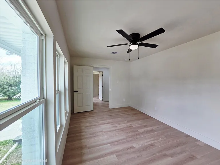 4607 Englewood St — Photo 23