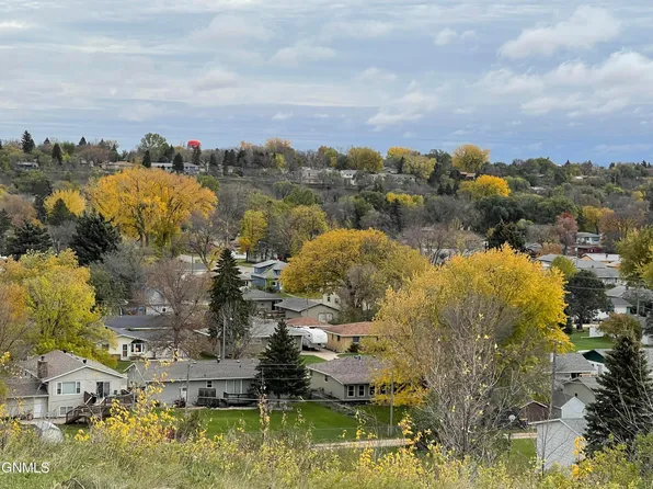 1312 Evergreen Dr NW, Jamestown, ND 58401