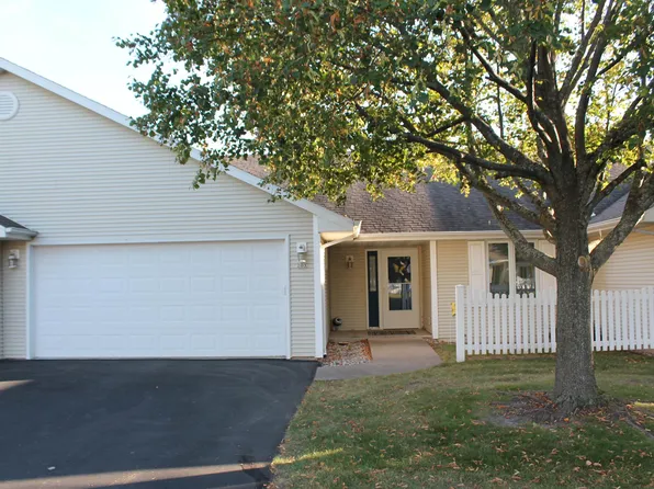 203 Lake Pointe Dr, Oshkosh, WI 54904