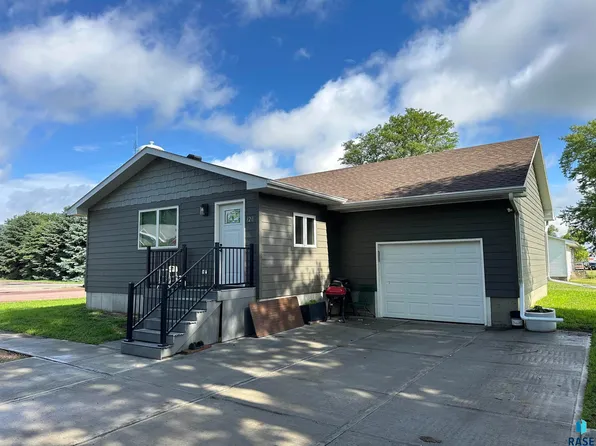 120 W 5th St, Freeman, SD 57029