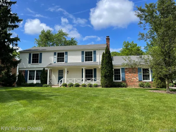 4292 Greenstown Dr, West Bloomfield, MI 48323