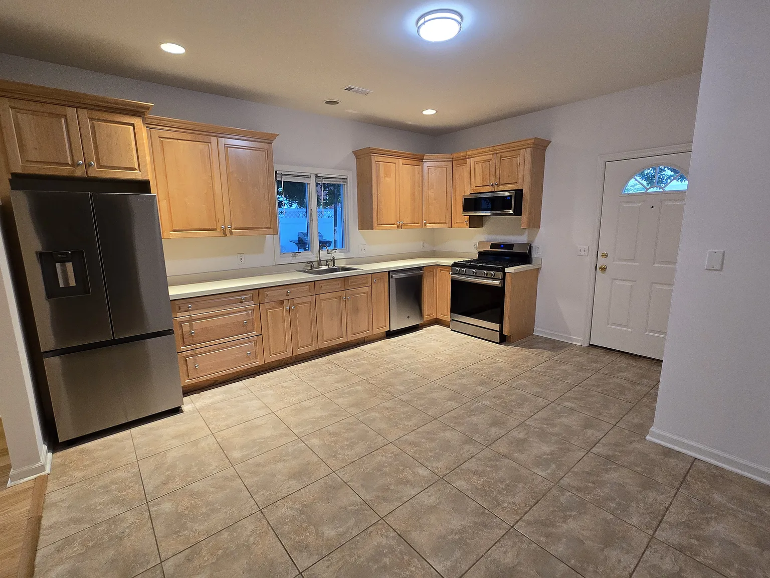 3 bed, 3200 sqft, $3,300 — Photo 1