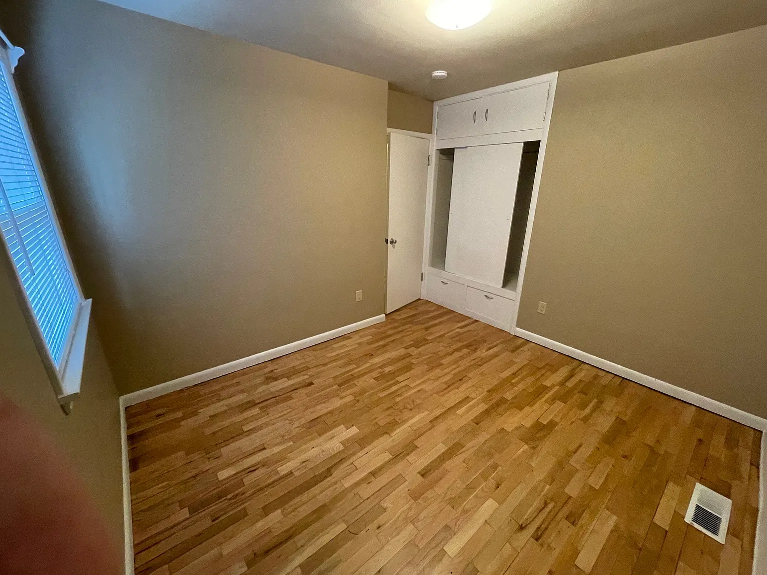 3 bed, 1000 sqft, $2,200 — Photo 3