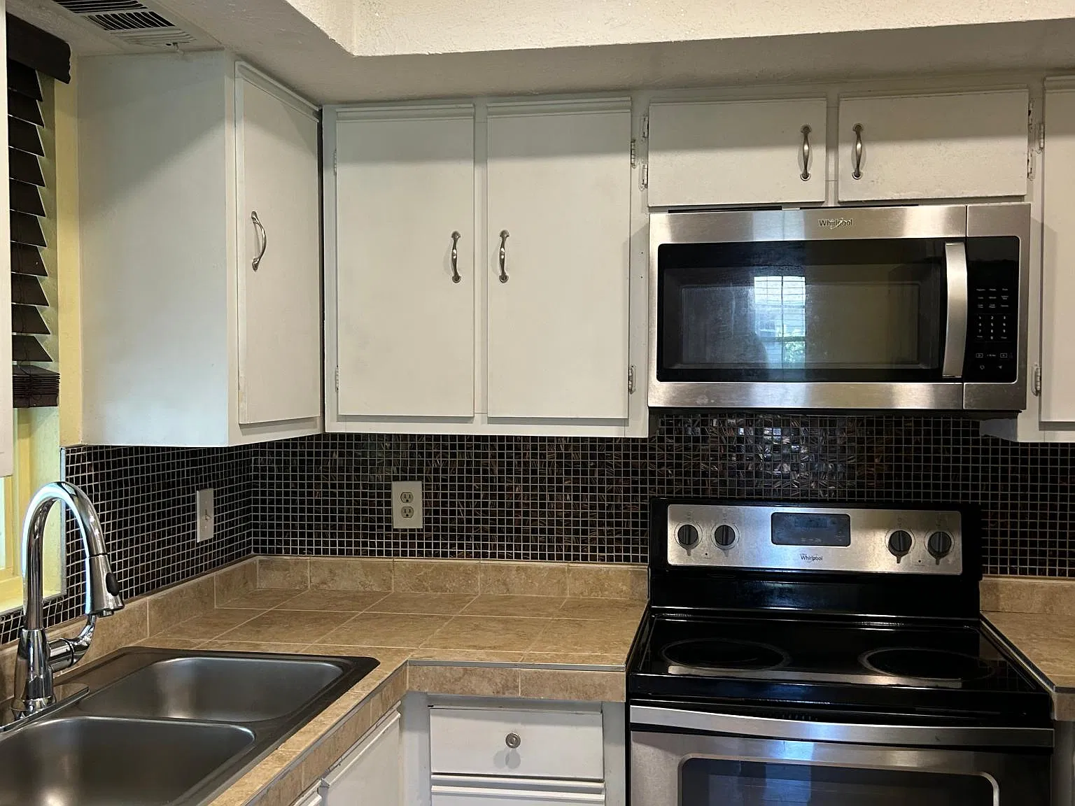 2 bed, 782 sqft, $1,900 — Photo 2