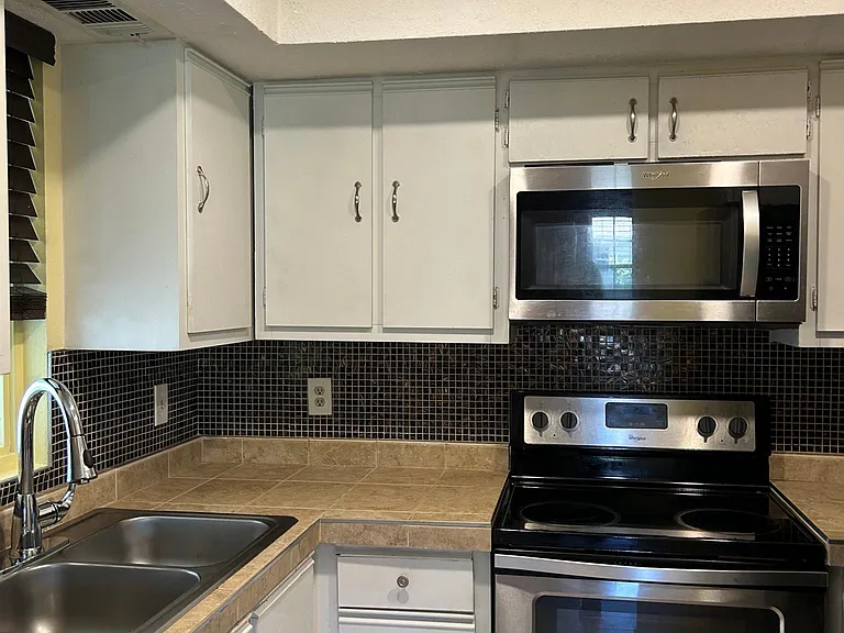 1562 SE Royal Green Cir #T-204 — Photo 2