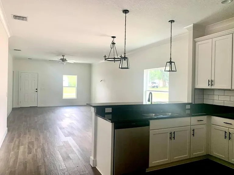 595 W Saunders St — Photo 5