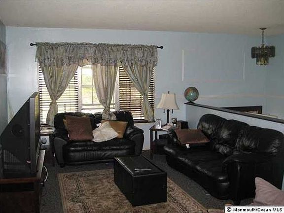 3rd image of 1542 Newport Dr