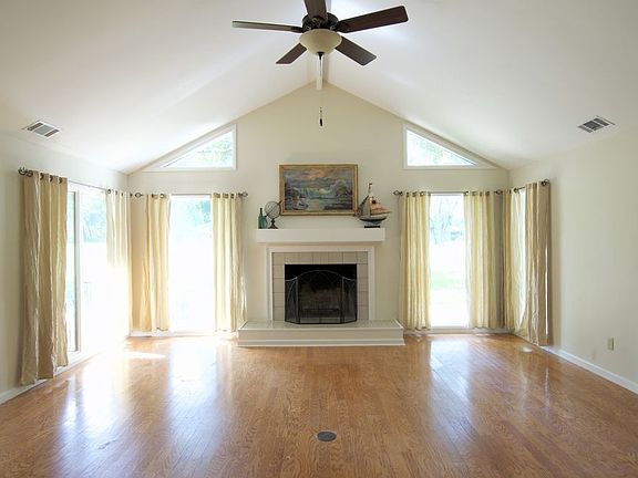 2nd image of 7 Niblick Ct