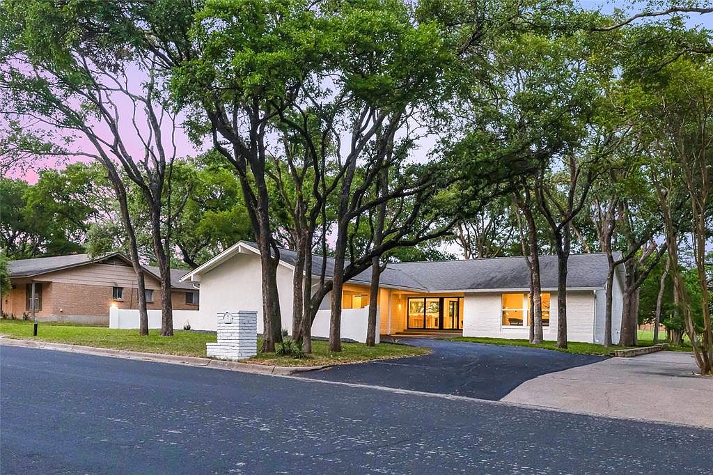 9028 Balcones Club Dr