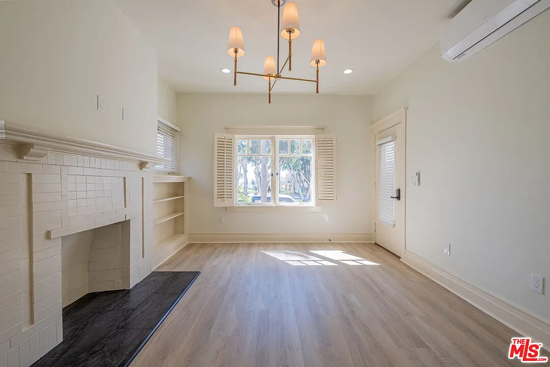 2 bed, 2.0 bath, 990 sqft, $4,125 — Photo 3