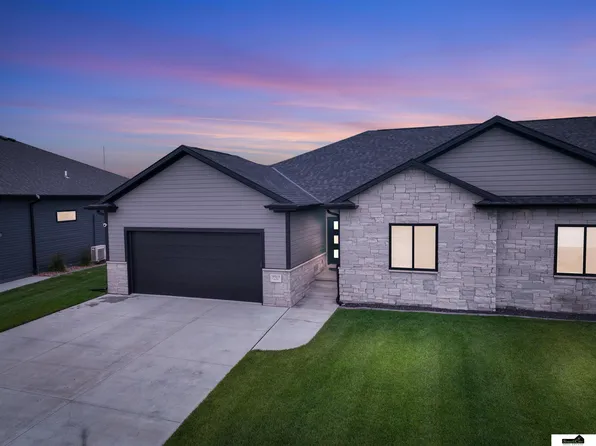 7717 Aero Dr, Lincoln, NE 68516