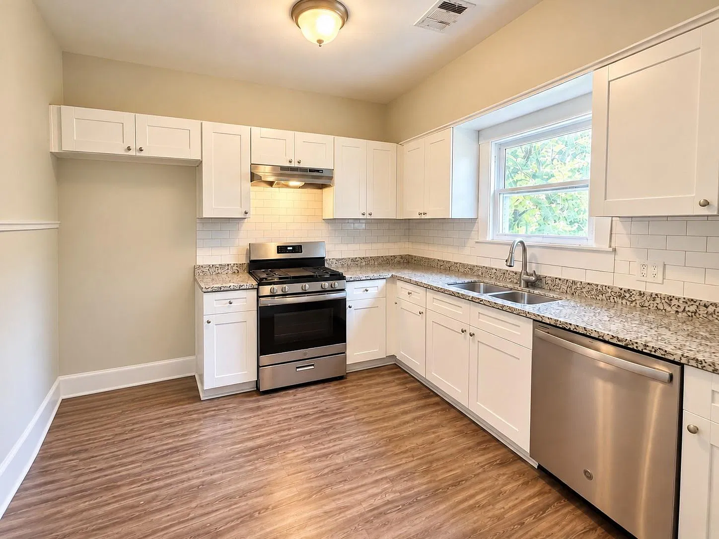 3 bed, 1.0 bath, 1296 sqft, $1,500 — Photo 4