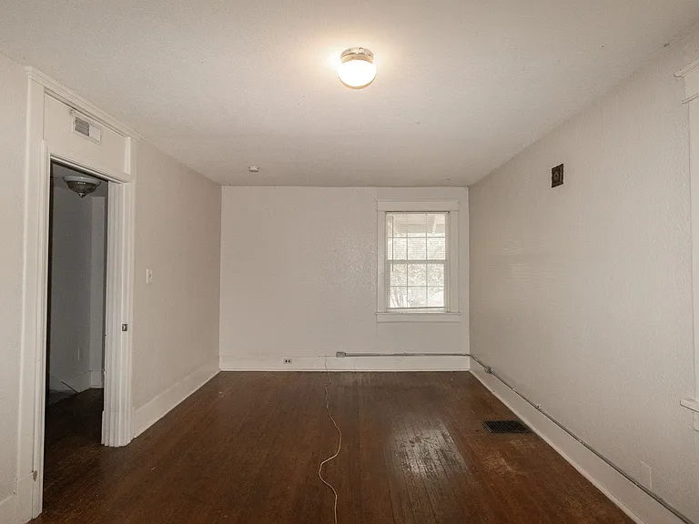 1107 E Walnut St — Photo 7
