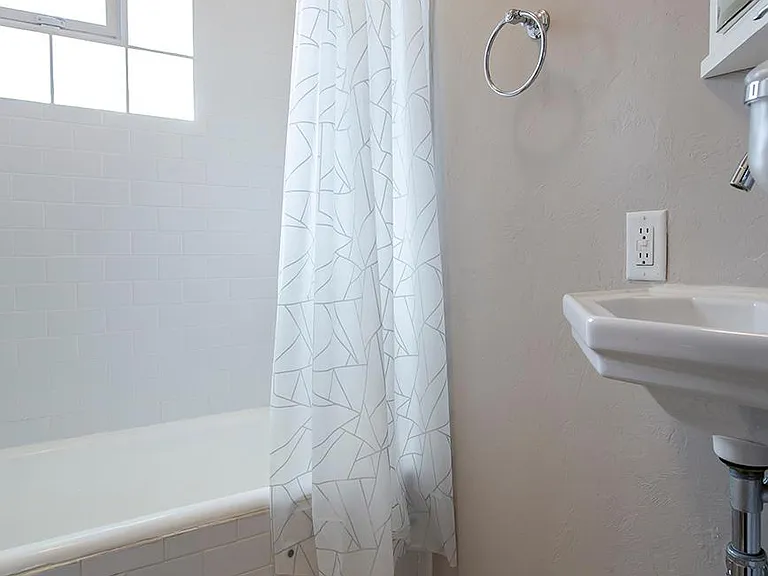 2210 E Helen St — Photo 14