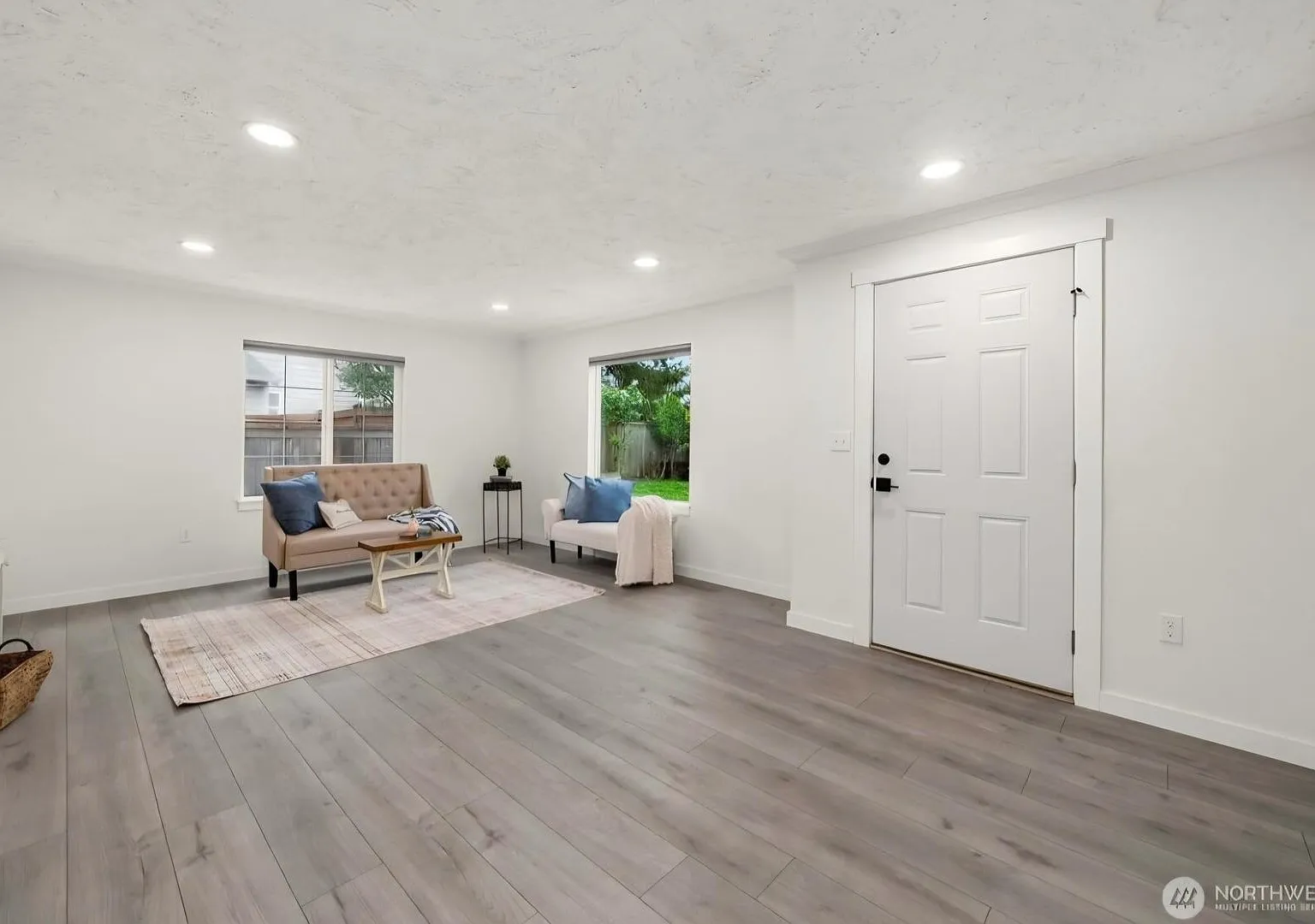 Fully remodeled Kent home - 3 bedrooms, 1.5 bathroom - ready for move in now! — Photo 3