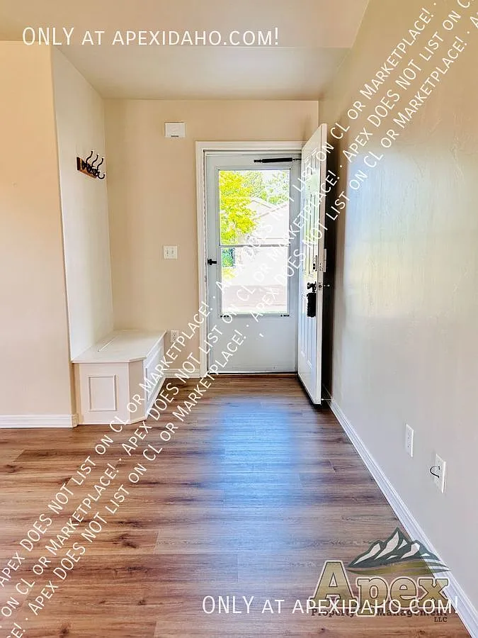 (Coming Soon!) Spacious 3-Bedroom Home with Vaulted Ceilings & Prime Location Near St. Luke's — Photo 3