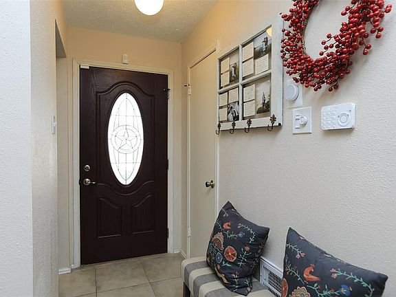 Step into this welcoming place and know that you are home. Entryway has ceramic tile and coat closet