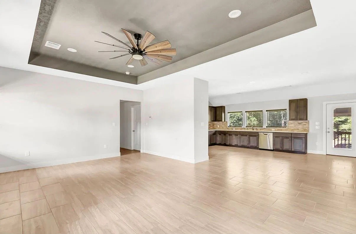 3 bed, 2.0 bath, 1809 sqft, $2,000 — Photo 4