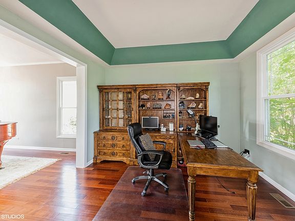 5th image of 383 Cambridge Dr