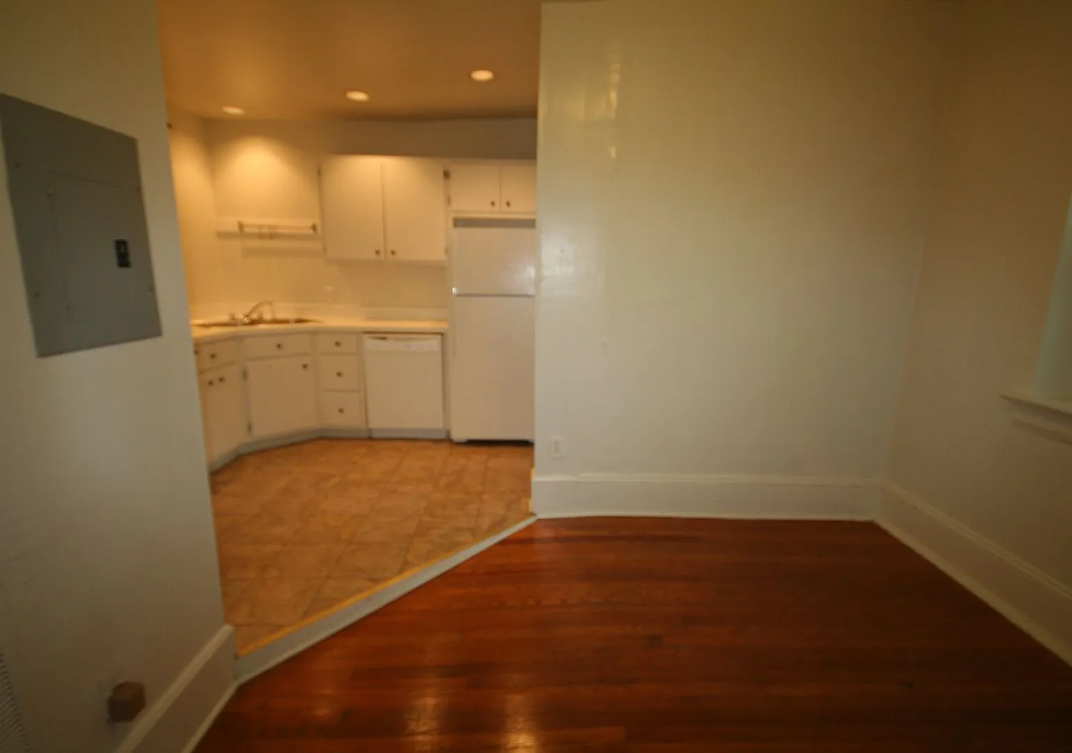 Spacious 2nd Floor Apt Near Duke and Downtown! — Photo 1