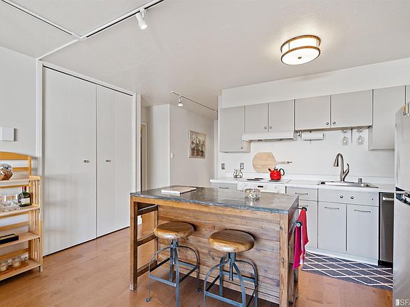5th image of 1001 Pine St Unit 612