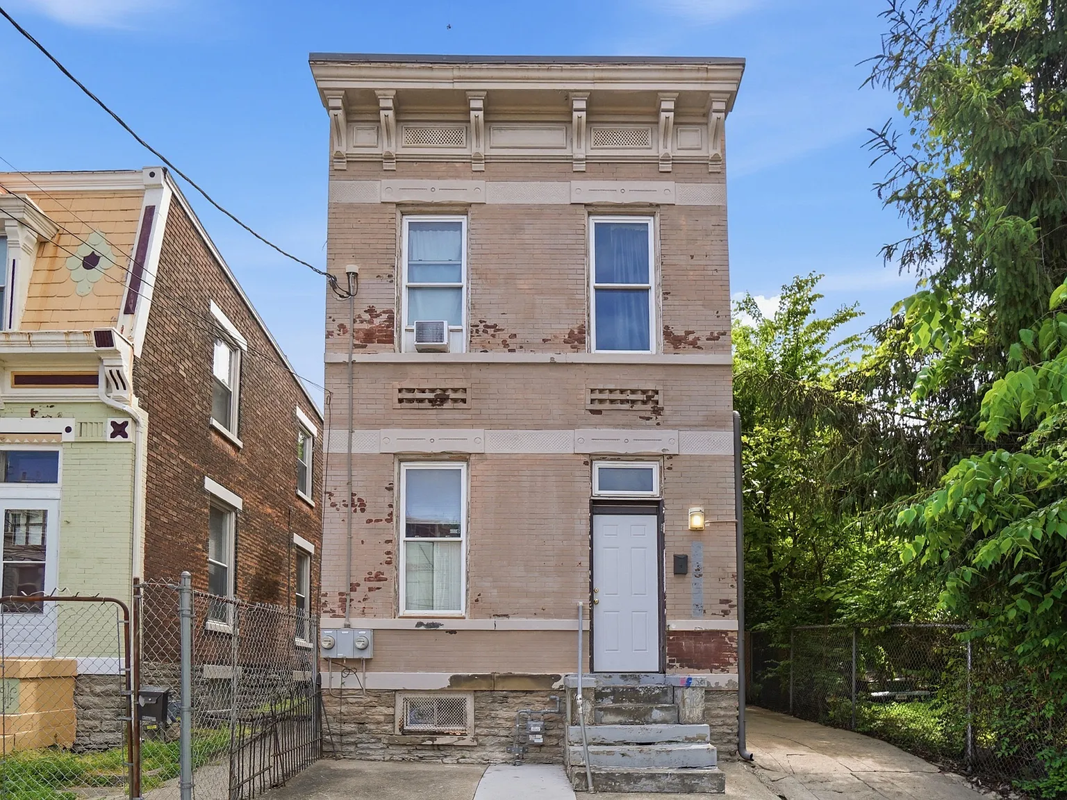 5 bed, $3,195 — Photo 2