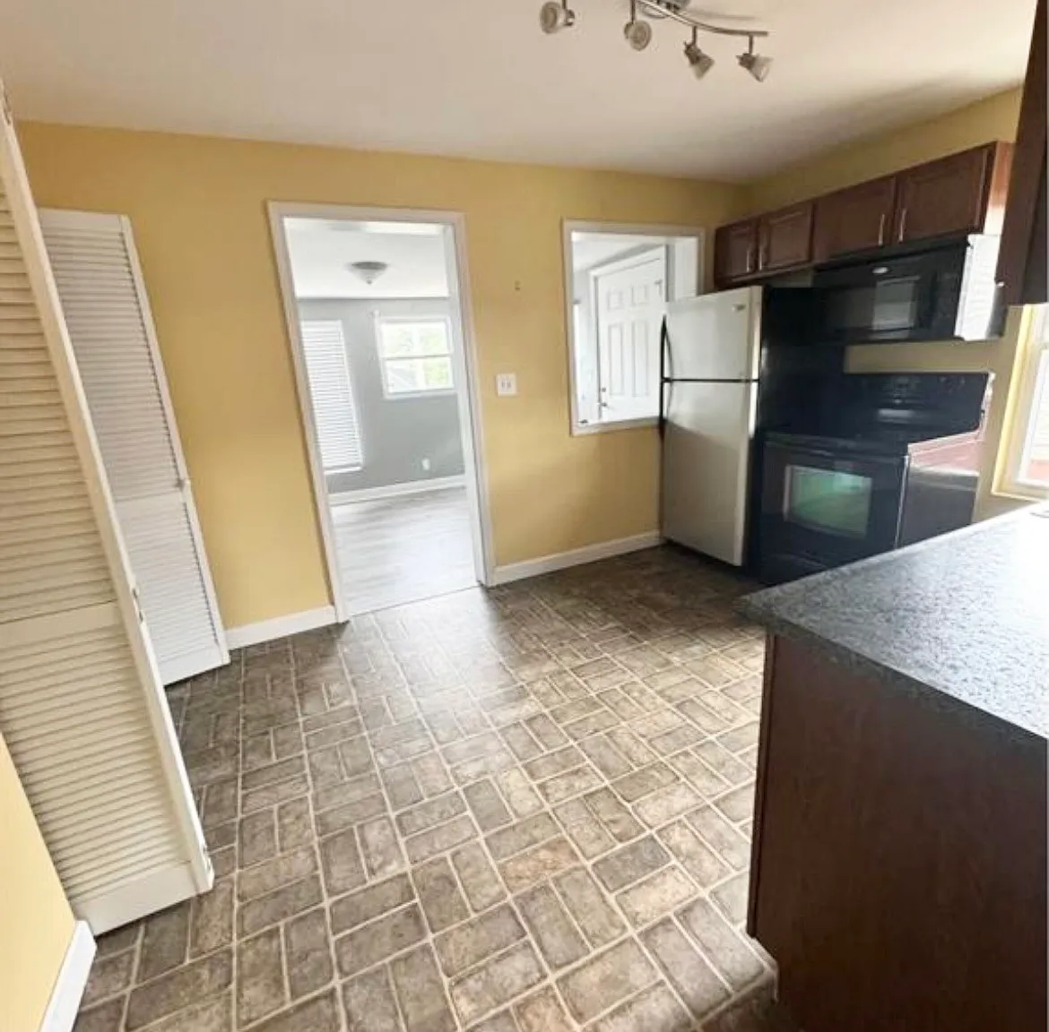 2 bed, 1200 sqft, $1,400 — Photo 2