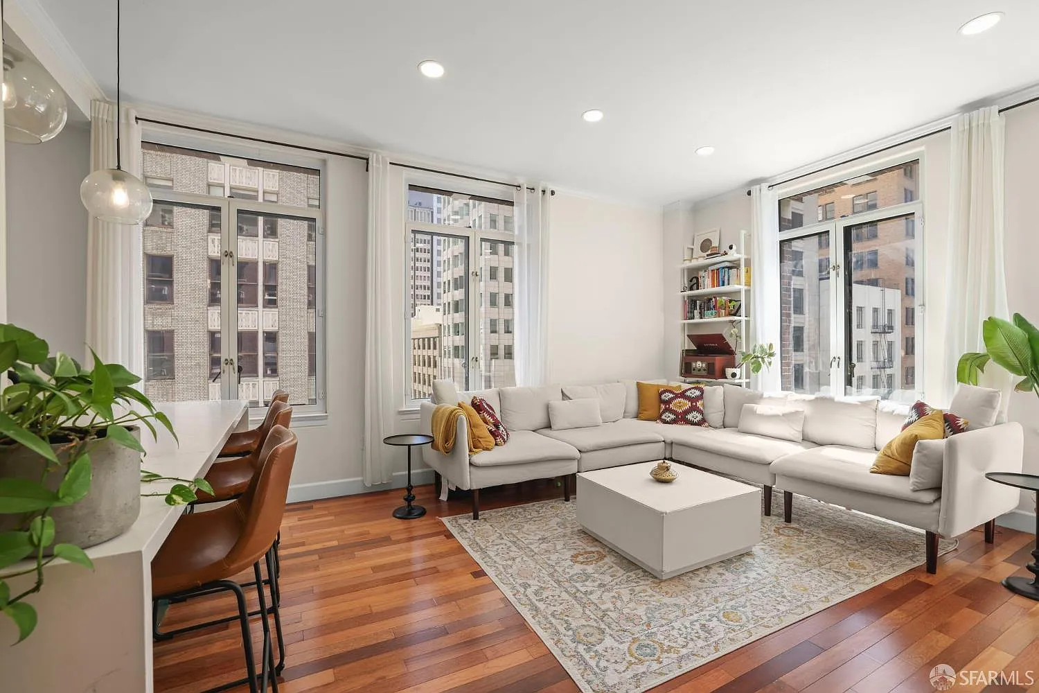 2 bed, 2.0 bath, 985 sqft, $7,950 — Photo 1