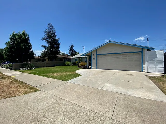 880 N Waverly St — Photo 3