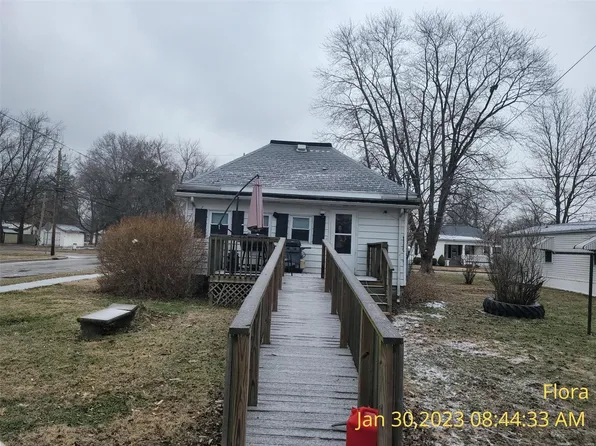 551 W 3rd St, Flora, IL 62839