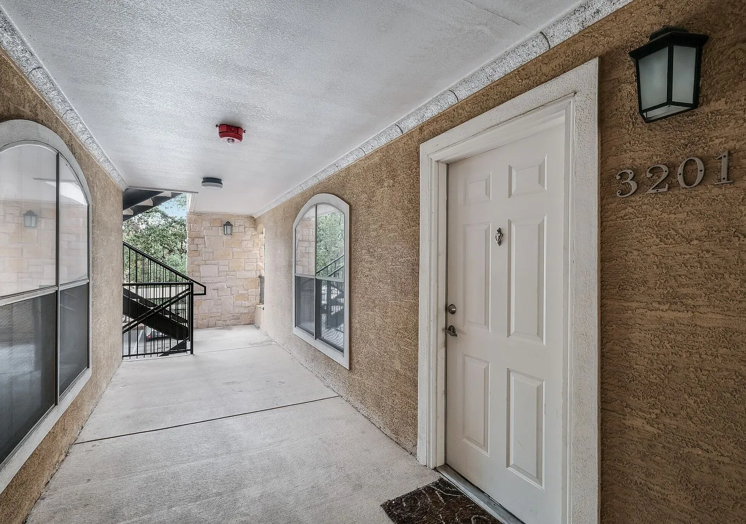 Spacious 2BR Condo Near Medical Center Refrigerator Included — Photo 3
