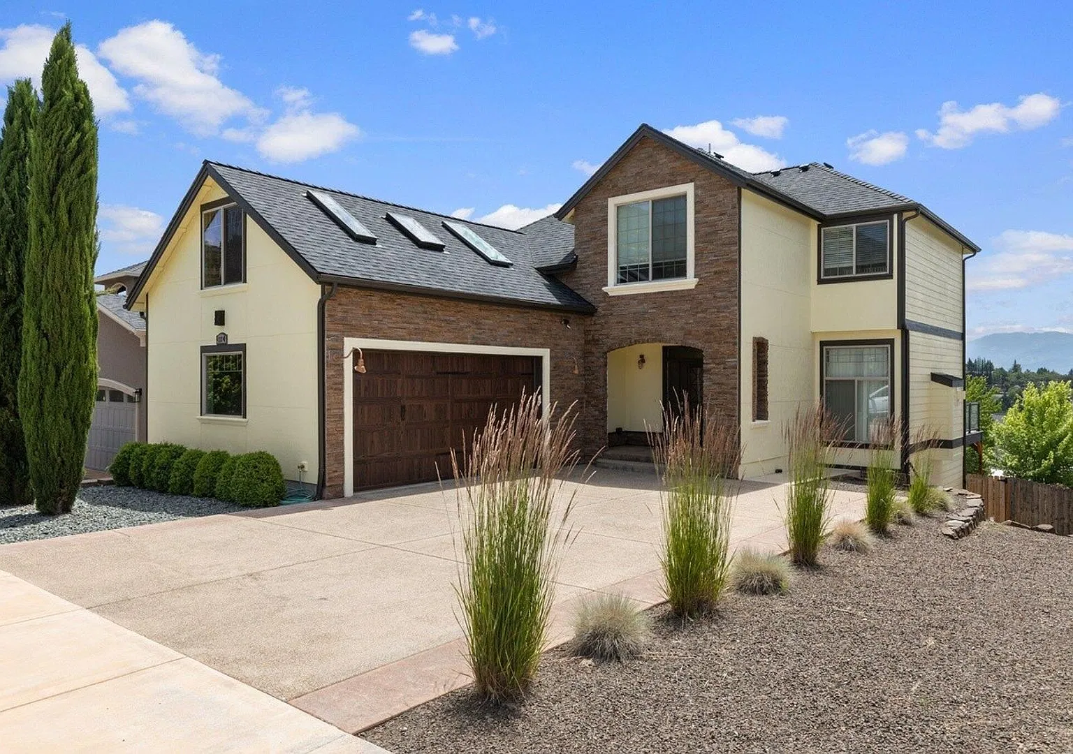 Luxury East Medford Home with 4 Bedrooms, 2 Bonus Rooms & Dual Living Areas — Photo 4