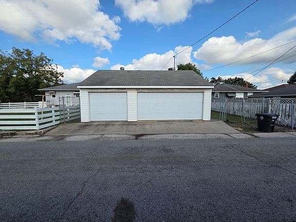 3rd image of 5516 Northcote Ave