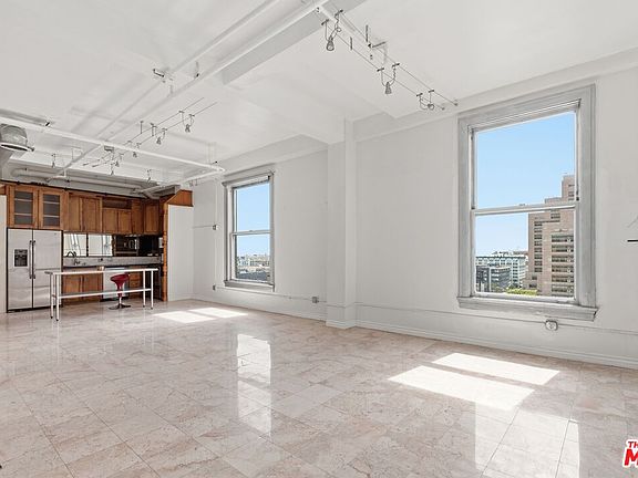 5th image of 108 W 2nd St APT 908
