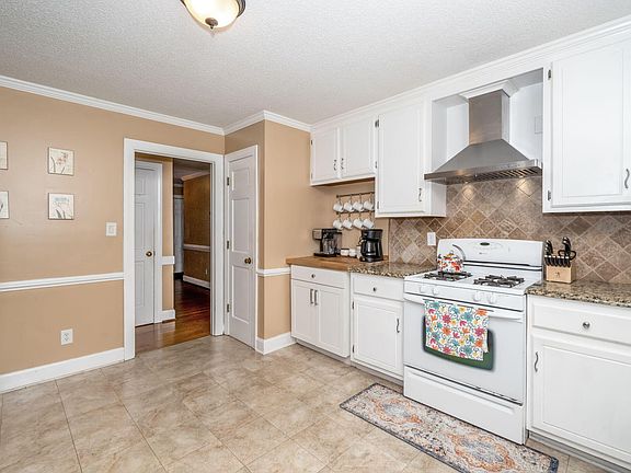 3rd image of 102 Joel Ct
