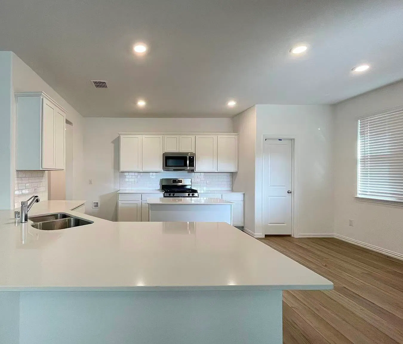 4 bed, 1996 sqft, $2,350 — Photo 2
