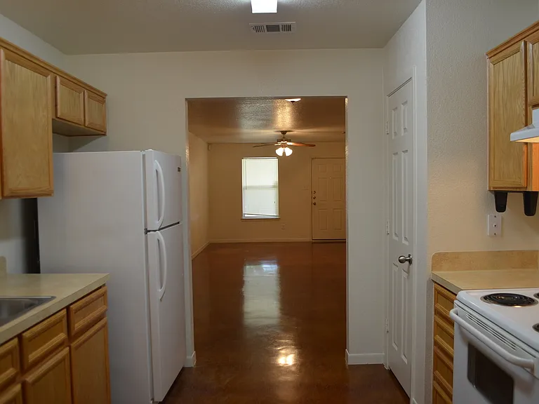318 Elbert Ln — Photo 7